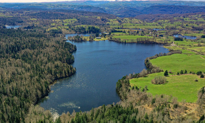 Le plus grand lac glaciaire d'Auvergne est en péril aidez nous à le sauver !
