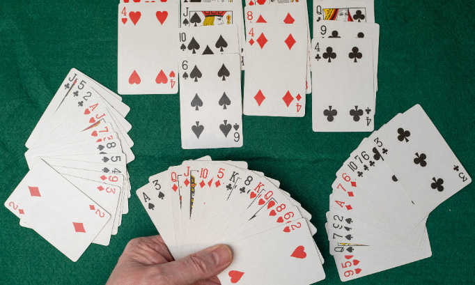 Non au club de bridge dans l'ancienne maternelle !