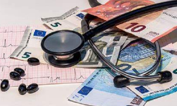 Supprimer franchises médicales et participations forfaitaires pour revenus < 2000 €/mois.