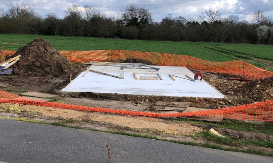 Contre l'antenne Free sur le champ en face des terrains de football - Verneuil sur Seine