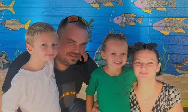 Placés sur de faux signalements, Paul et Jeanne, 4 et 5 ans, battus dans leur 1ère famille d'accueil.