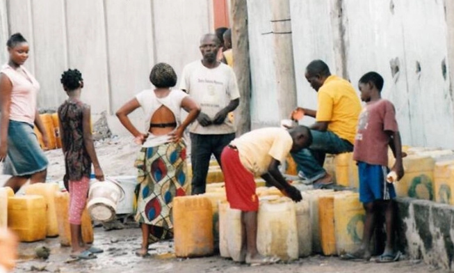 le mauvais traitement et l'absence d'accès à l'électricité et à l'eau dans notre pays