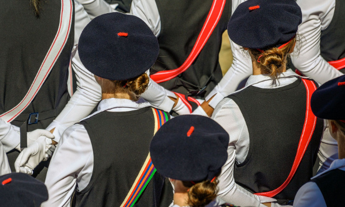 Dites NON au pantalon militaire pour les jeunes filles de la MELH