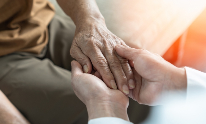 Alzheimer : pour une prise en charge digne avec des actions concrètes, pas des promesses !