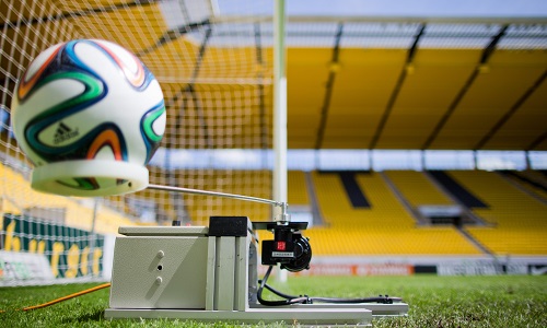 Pour l'arbitrage vidéo en plus de l'arbitrage humain au Football