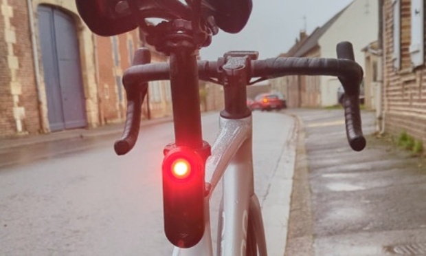 Sauver des cyclistes grâce aux feux clignotants avant et arrière, jour et nuit.