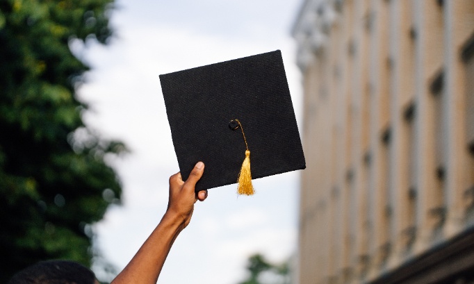 Pour une cérémonie de remise de diplômes abordable pour tous les étudiants
