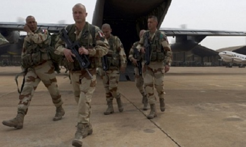 L'intervention militaire terrestre immédiate de l'armée française sur le sol syrien contre l'Etat Islamique.