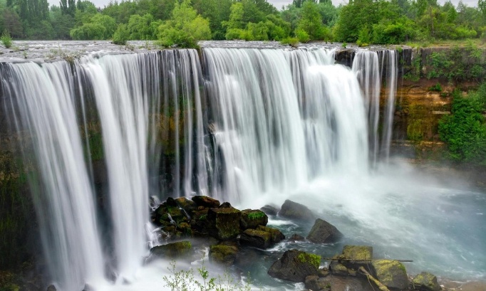 SUPPRESSION DE L’ARCOM ET MISE EN PLACE D’UN OU D’UN MINISTRE DE L’AUDIOVISUEL ET LA REATRUBUTION̈ EN EXTRÊME URGENCE DES FREQYENCES D’EMISSION POUR LES CHAINES C8 ET NRJ12