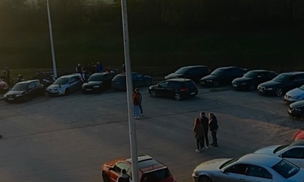 Un endroit conçu pour les rassemblements de voitures / Moto