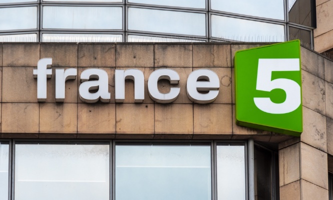 Au nom des femmes françaises : pour le renvoi d'Elisabeth Lemoine - France 5