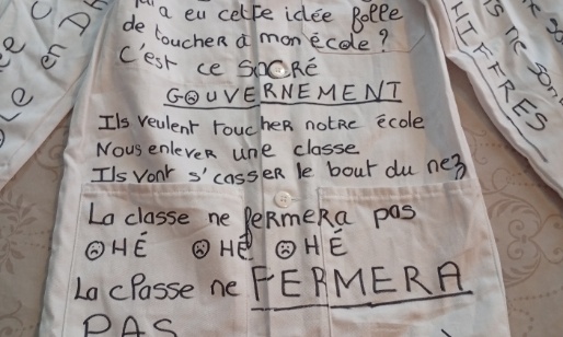 Non à la fermeture de classe à l'école des Poulies