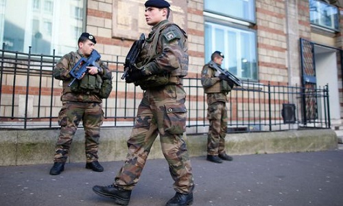 Une présence militaire quotidienne et journalière devant les écoles publiques de la ville dès septembre 2016
