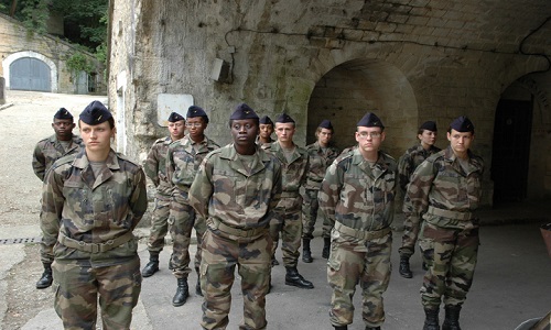 Réinventons le service militaire obligatoire pour les plus de 18 ans.