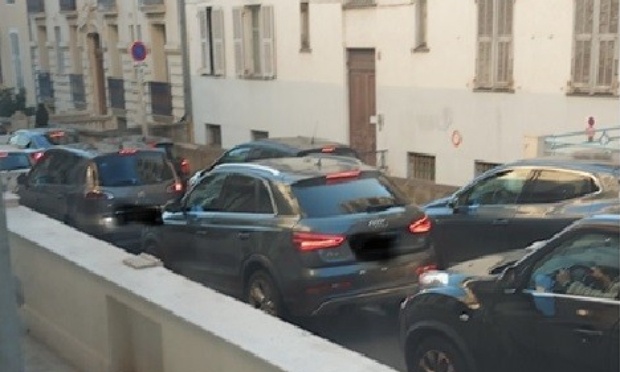 NICE 06200 Pétition contre le stationnement entre le 1 et le 12 Boulevard de Magnan