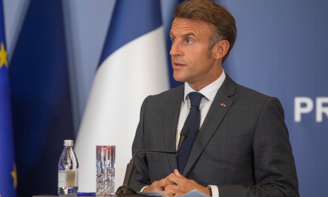M. Macron : Arrêtez de distribuer des millions d'euros à tout va et de décider seul !