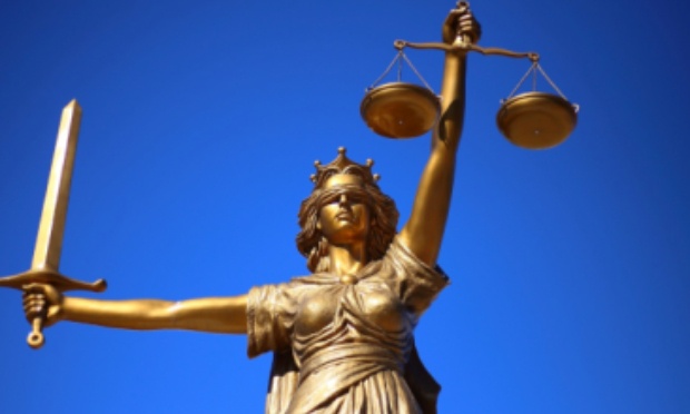 Les magistrats doivent avoir le statut des militaires : pas de politique et pas de grève