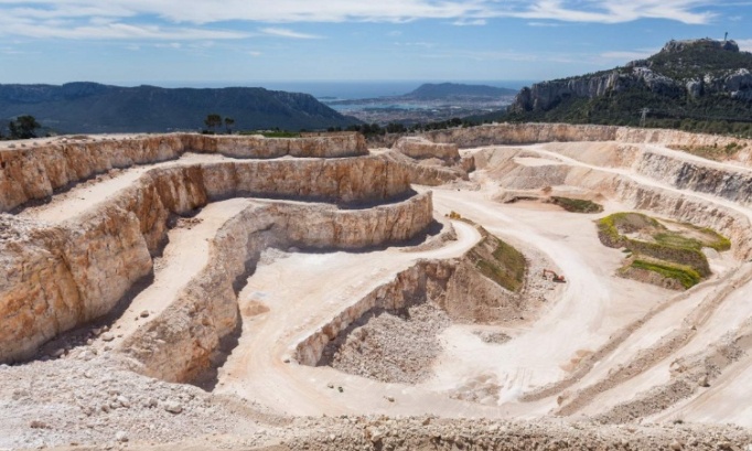 Contre le danger et carnage environnemental de l'extension de la carrière au Revest-les-Eaux