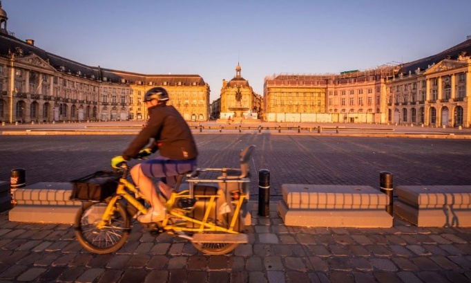 Stop aux comportements dangereux des cyclistes sur les quais de Bordeaux !