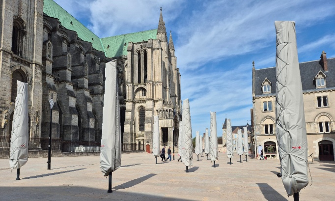Non aux parasols en béton devant la cathédrale de Chartres !