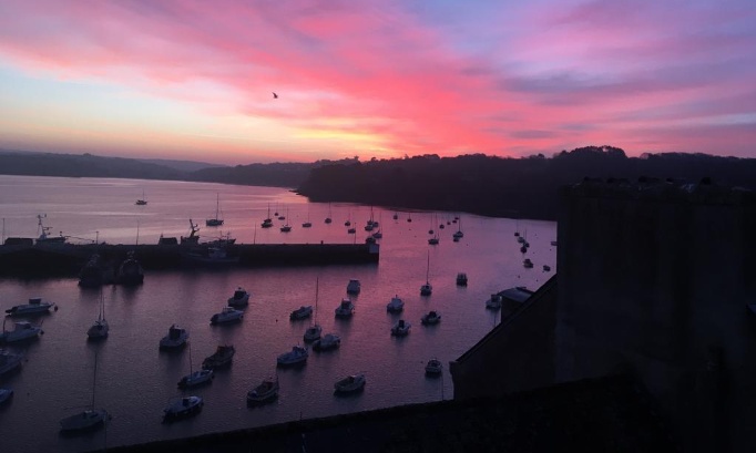 Pour une ambiance lumineuse nocturne rassurante et des éclairages suffisants à Douarnenez