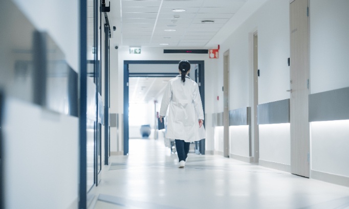 Pour une première année d'exercice des jeunes médecins dans les déserts médicaux