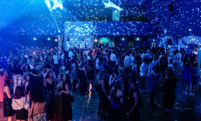 La date du bal ne convient pas : changeons là pour que tous les terminales puissent en profiter !