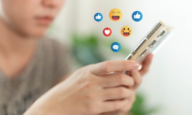 Pour la mise en place d’heures obligatoires d’éducation aux réseaux sociaux au lycée