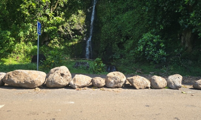 Pour le retrait des cailloux et l'entretien des bords de route de Hitia’a o te Ra.