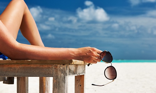 Une interdiction aux seins nus sur les plages