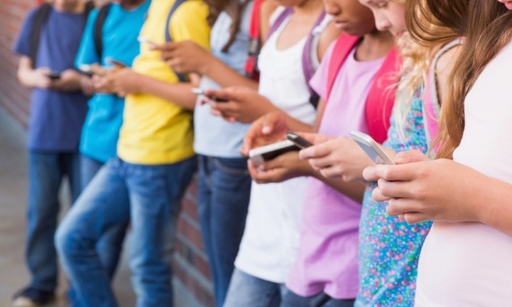 Sauvons notre jeunesse : interdisons les smartphones pour les moins de 16 ans !
