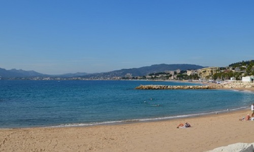 Stop aux réservations de places sauvages sur nos plages publiques !