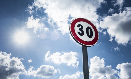Ralentisseurs ou panneaux de 30 à l'heure