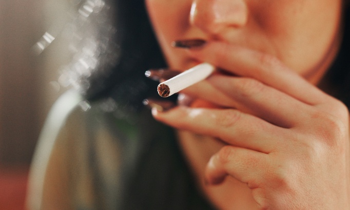 Retour des pauses dehors pour les fumeurs avant l’internat