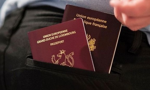 Interdire la double nationalité à nos gouvernants et à nos élus!