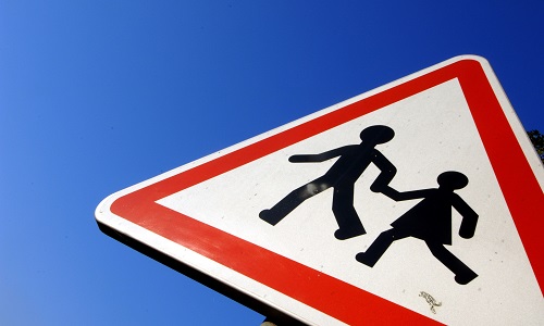 Installation de ralentisseurs et de panneaux signalétiques de présence d'une école