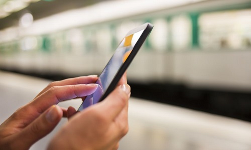 Stop aux téléphones mobiles dans les transports en commun !