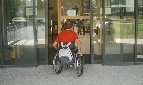 OUI à la mise en place des portes automatiques et des ascenseurs dans les bâtiments d'enseignement pour l'accessibilité des personnes handicapées.