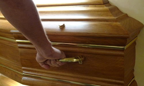 Un humain, un nom, un nom sur sa tombe.