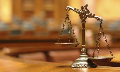 Poursuivie en justice  pour avoir  défendu sa sœur contre un harceleur