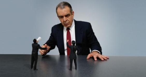 Dénoncer le caractère trop sélectif et peu réaliste des offres d'emplois en France (en matière de formation, d'expérience ou d'âge.)