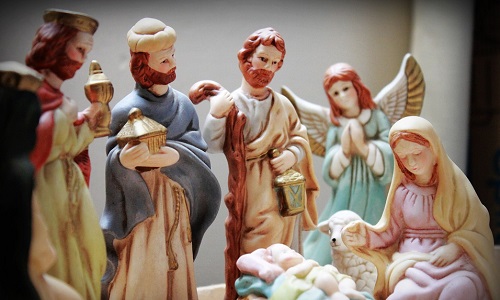 Remettre les crèches en ventes le plus tôt possible ainsi que le Joyeux Noël plutôt que Joyeuses Fêtes