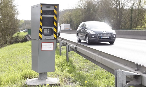 Programmer tous les radars pour que les déclenchements se fassent au seuil de sécurité réel soit sur les autoroutes pour une vitesse supérieure de 50 km à la vitesse autorisé, sur les RN 40 km, sur les RD 30 km, en ville 20 km.