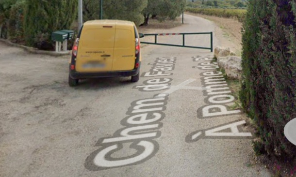 Maintien de la barrière sur le Chemin de Favier à la Pomme de Pin à La Fare-les-Oliviers