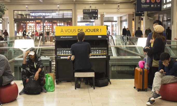 Installation d’un piano définitif dans la gare de Mons