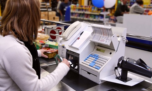 Soutien à la caissière ayant fait fausse couche à son poste à Auchan.