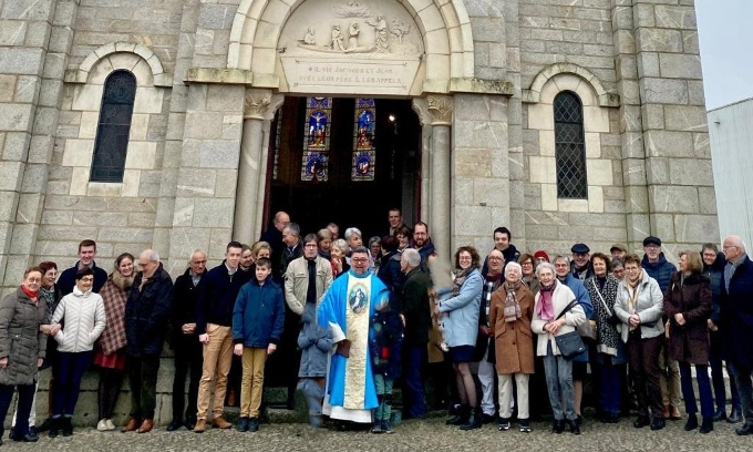Soutien à la demande de naturalisation du Père Rafael Serrano