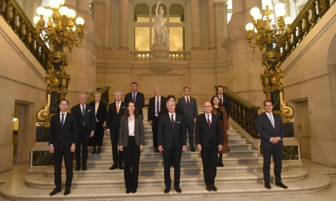 Contre le gouvernement fédéral Belge