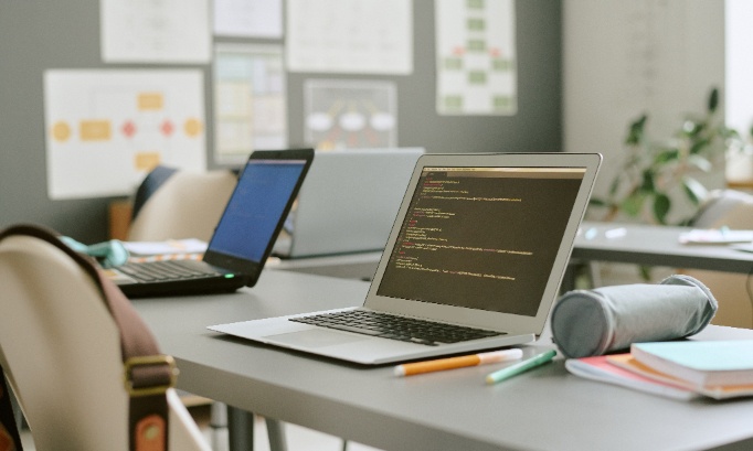 Pour le retour de l'ancien logo et slogan de l'EDHEC