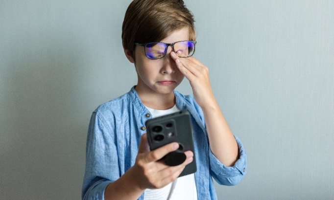 Interdiction des réseaux sociaux avant 16 ans pour protéger les mineurs